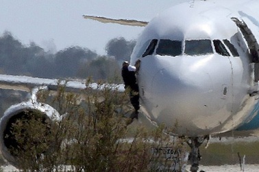 Quay được cảnh người chui ra từ cửa sổ buồng lái máy bay EgyptAir