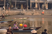 Danh ca Bảo Yến hát trên sông, Minh Tú cùng dàn mẫu lội nước catwalk