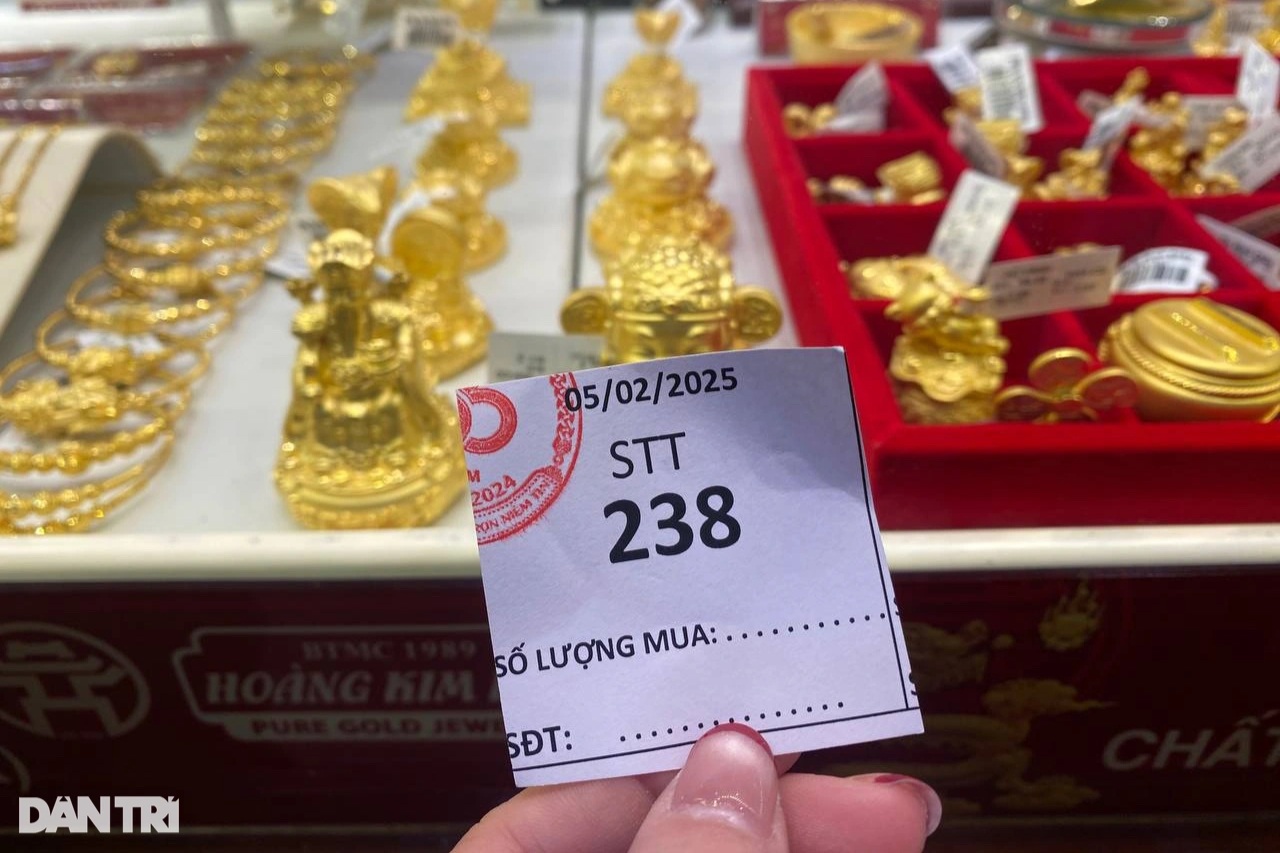 सोना बिक गया, हनोई में ग्राहकों को खरीदने के लिए 200 बार इंतजार करना पड़ा - 2 Vàng cháy hàng, khách ở Hà Nội chờ 200 lượt để được mua - 2