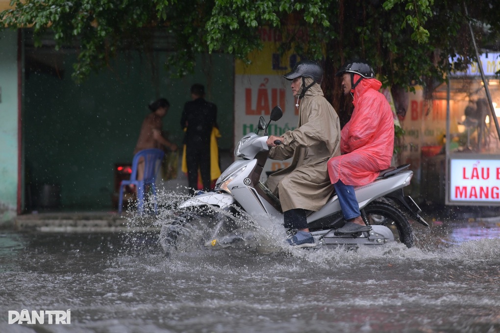 Dải hội tụ nhiệt đới nối với bão Kalmaegi gây mưa lớn ở TPHCM - 1