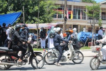 Quảng Ngãi: Học sinh đi xe máy phân khối lớn đến trường bất chấp lệnh cấm