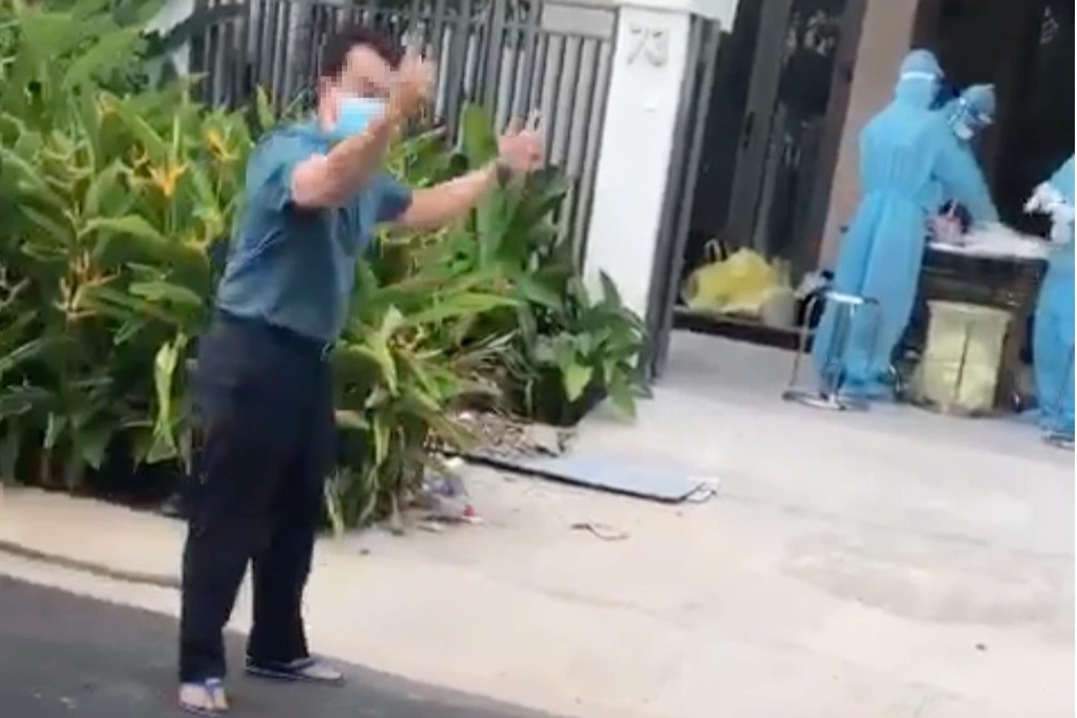 Đạp đổ bàn lấy mẫu xét nghiệm: Ai cũng sợ và ích kỷ thì mọi thứ sẽ ra sao? - 3 Đạp đổ bàn lấy mẫu xét nghiệm: Ai cũng sợ và ích kỷ thì mọi thứ sẽ ra sao? - 3