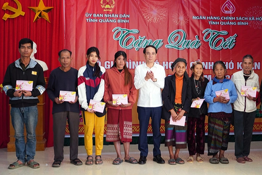 Tặng quà Tết tổng trị giá 37 tỷ đồng đến gia đình chính sách, hộ nghèo - 1 Tặng quà Tết tổng trị giá 37 tỷ đồng đến gia đình chính sách, hộ nghèo - 1