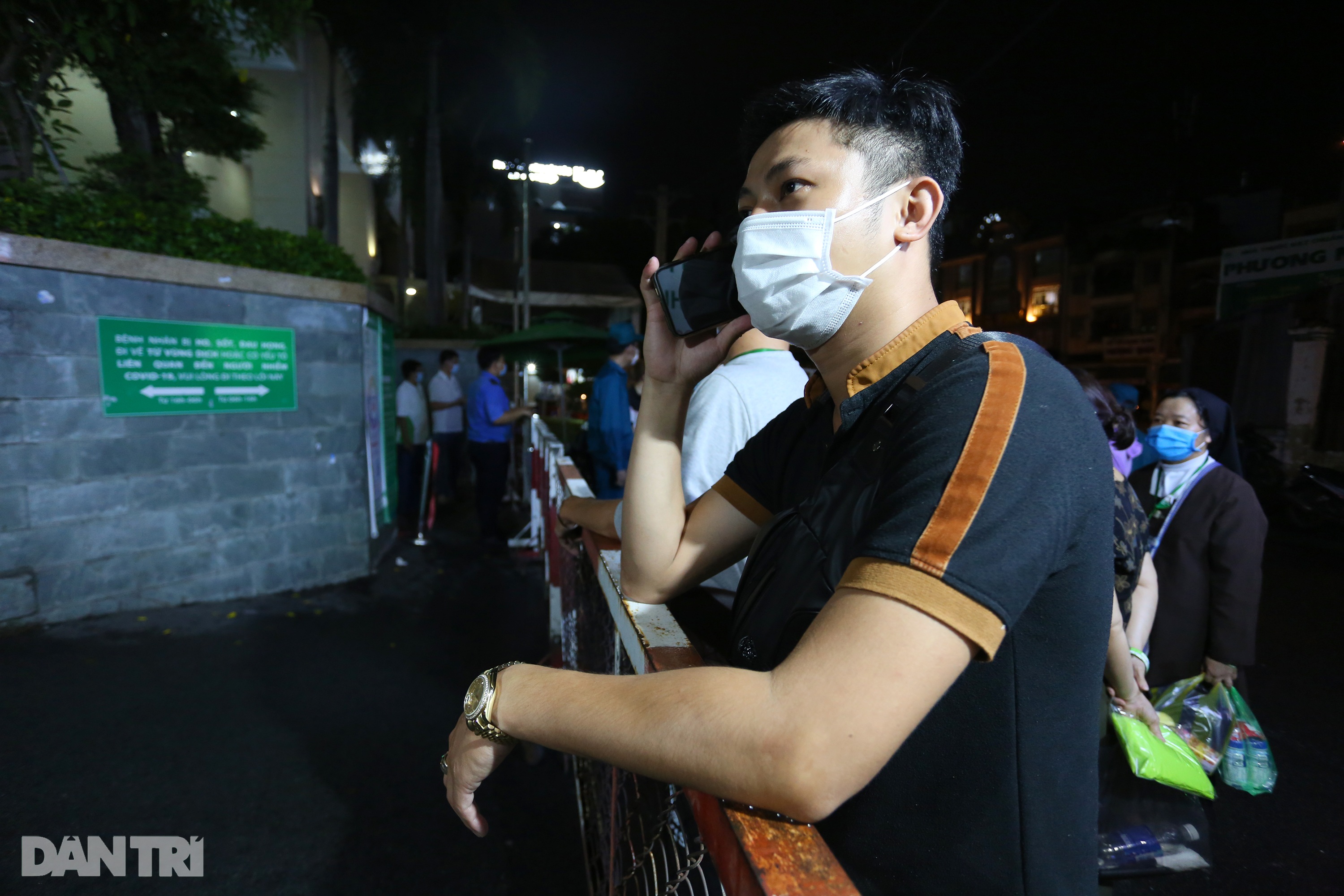 Phong tỏa Bệnh viện Hoàn Mỹ Sài Gòn, dân xếp hàng dài xin vào giữa đêm - 6 Phong tỏa Bệnh viện Hoàn Mỹ Sài Gòn, dân xếp hàng dài xin vào giữa đêm - 6