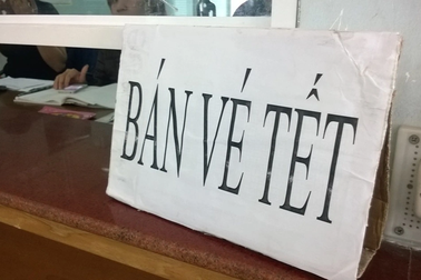 Vé tàu Tết từ TPHCM còn ít lựa chọn, người dân đợi xe khách mở bán thêm vé