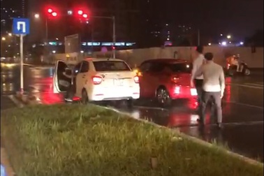 Hà Nội: Truy tìm ô tô lùi xe, xô đổ nhiều xe máy đang chờ đèn đỏ