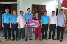 Vợ liệt sĩ xúc động khi được hỗ trợ xây dựng nhà để tránh bão, lũ