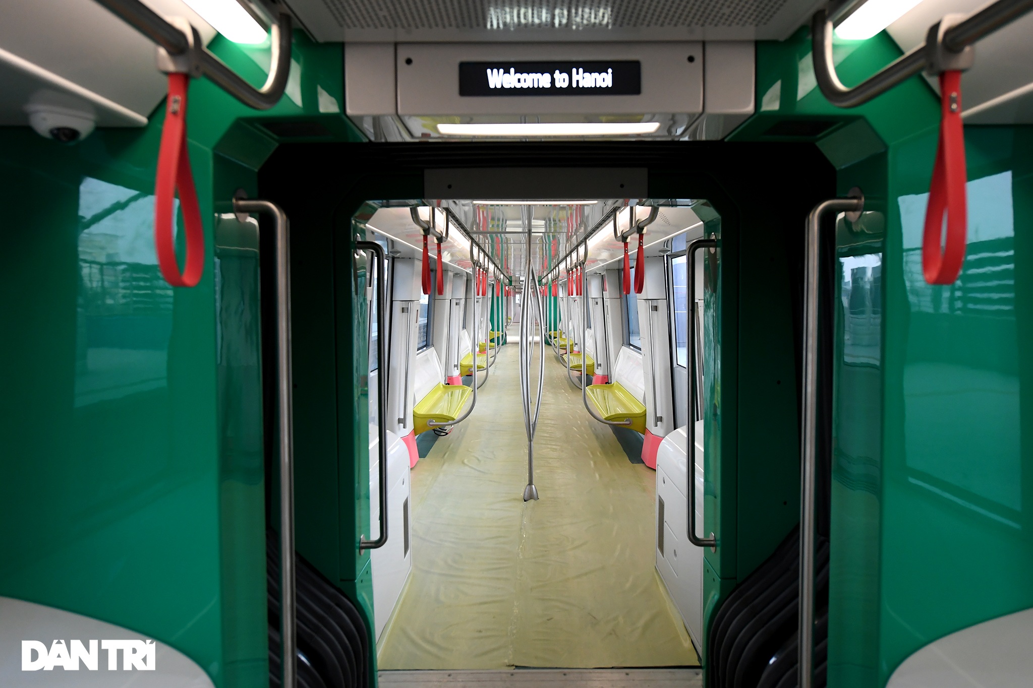 Người dân phấn khởi tham quan đoàn tàu tuyến Metro Nhổn - ga Hà Nội - 13 Người dân phấn khởi tham quan đoàn tàu tuyến Metro Nhổn - ga Hà Nội - 13