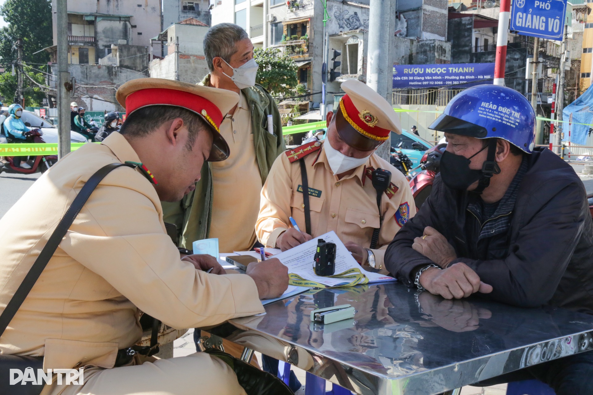 Nữ tài xế yêu cầu CSGT test máy đo trước khi thổi nồng độ cồn - 6