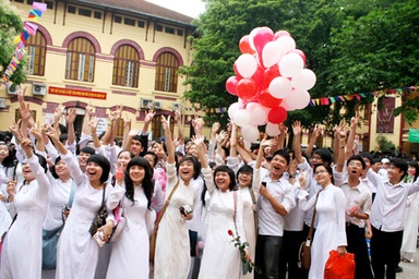 Bóng bay rợp trời chia tay teen khối 12 Trần Phú