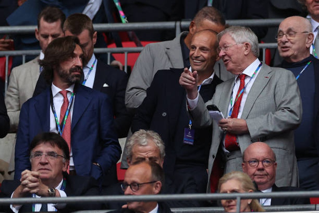 Sir Alex Ferguson và Mourinho tay bắt mặt mừng, cười nói rôm rả ở Euro 2024 - 8 Sir Alex Ferguson và Mourinho tay bắt mặt mừng, cười nói rôm rả ở Euro 2024 - 8