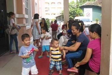 Phụ huynh các tỉnh bỏ việc, đổ xô lên TPHCM chích ngừa cho con