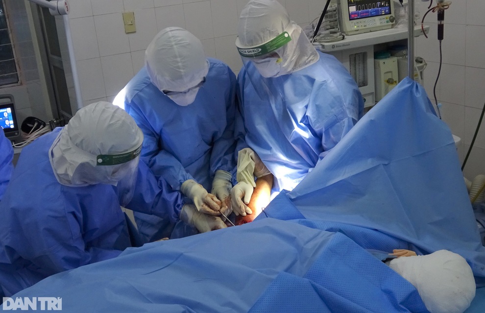 TPHCM: Nam thanh niên 27 tuổi bị máy cắt giấy làm đứt lìa tay trái - 1 TPHCM: Nam thanh niên 27 tuổi bị máy cắt giấy làm đứt lìa tay trái - 1
