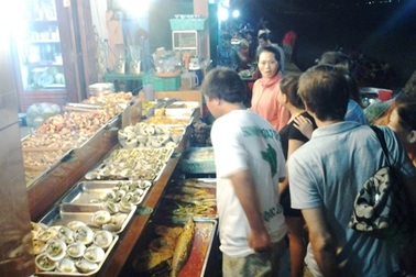Lai rai hải sản, ngắm biển về đêm ở Phú Quốc