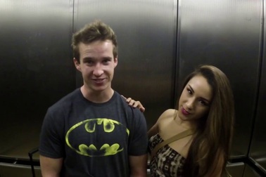 Trò đùa “cô gái xinh đẹp hôn người lạ” trong thang máy và phản ứng của những người xung quanh