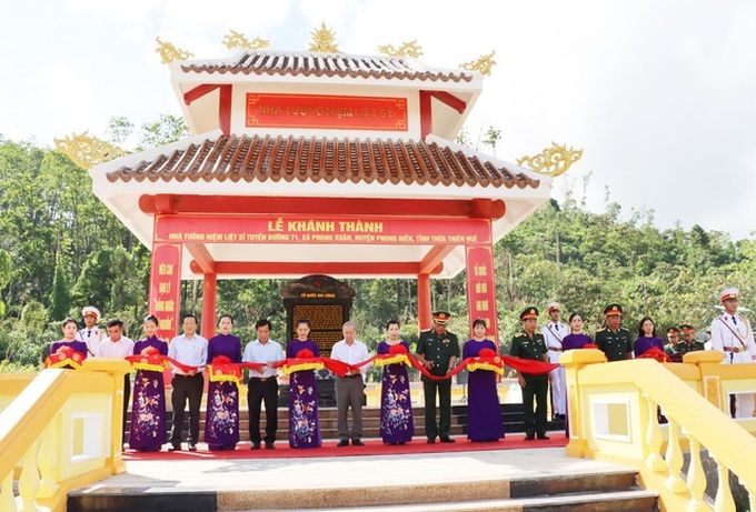 Lãnh đạo Cục Cứu hộ, cứu nạn – Bộ Quốc phòng, Bộ tư lệnh Quân khu 4 và lãnh đạo tỉnh Thừa Thiên Huế, Bộ Chỉ huy Quân sự tỉnh cắt băng khánh thành nhà tưởng niệm liệt sĩ - Ảnh: VGP/TP.