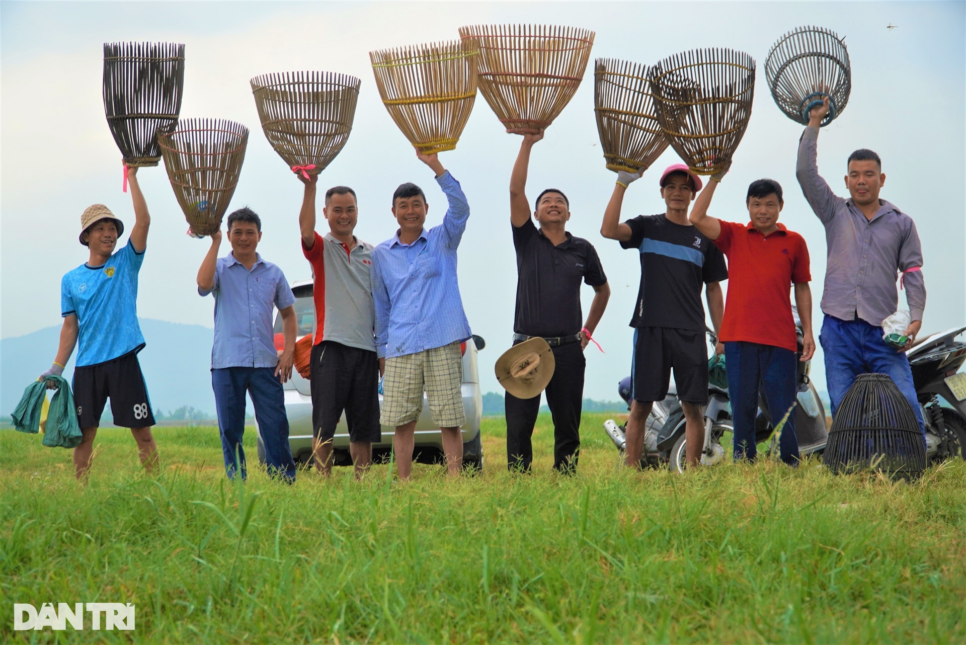 Street people flocked to buy tickets to compete with each other to catch fish, and the lake owner collected nearly ten million dong - 2