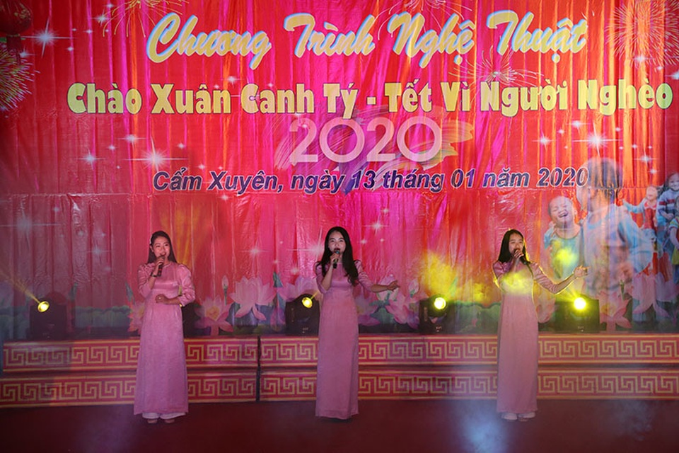 Ấm tình Xuân đêm giao lưu ủng hộ dân nghèo Hà Tĩnh đón Tết - 10 Ấm tình Xuân đêm giao lưu ủng hộ dân nghèo Hà Tĩnh đón Tết - 10