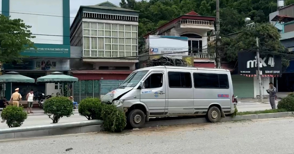 Xe khách mất lái, húc đổ cột đèn chiếu sáng trên đường ở Điện Biên