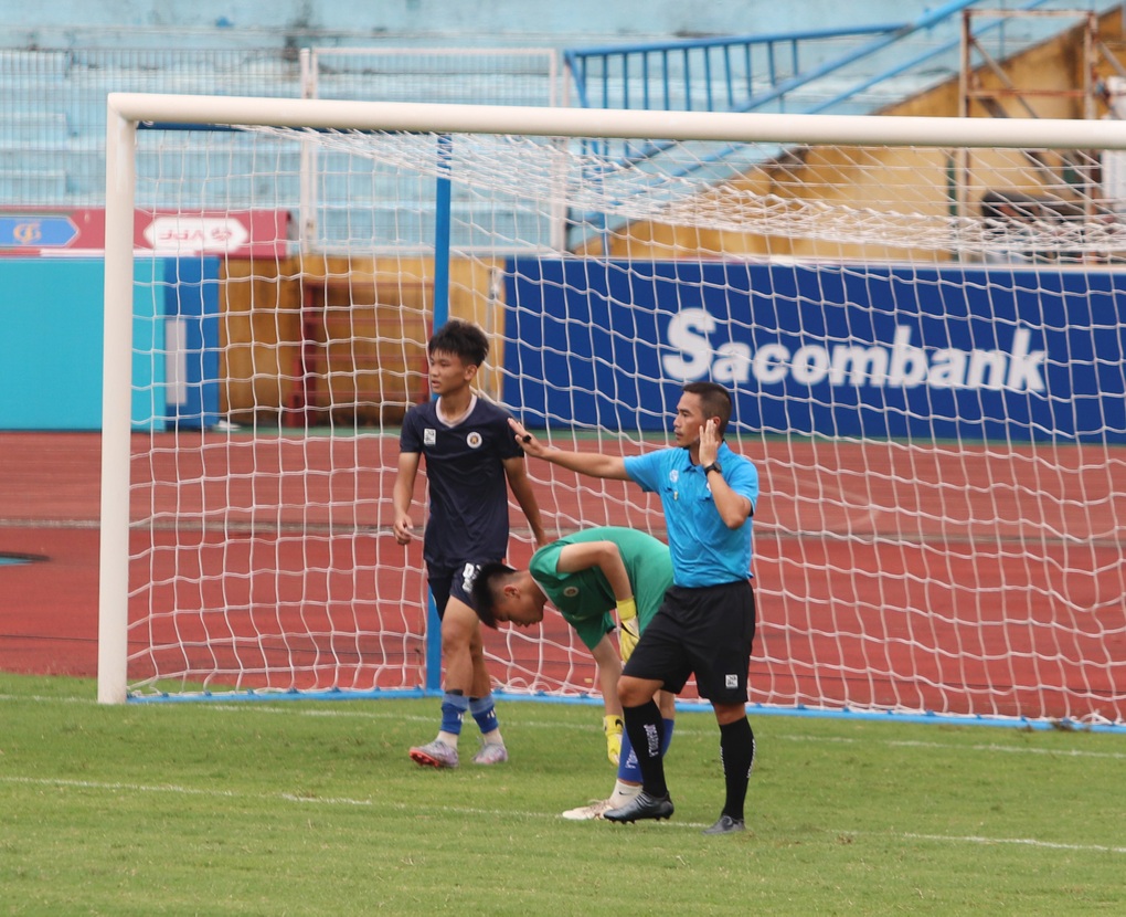 Trọng tài Việt Nam thực hành VAR, chuẩn bị áp dụng ở V-League - 1 Trọng tài Việt Nam thực hành VAR, chuẩn bị áp dụng ở V-League - 1