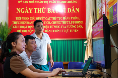 Làm việc thứ bảy, cán bộ vất vả nhưng người dân vui