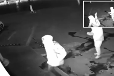 Trung Quốc: "Sốt" video trộm vô tình ném gạch vào đầu đồng bọn