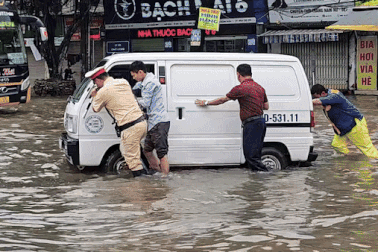 Nhiều tuyến đường Thủ đô vẫn "chìm" trong biển nước khi trời đã tạnh ráo
