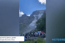 Du khách hoảng loạn bỏ chạy khi núi bất ngờ sạt lở