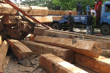 Lật xe container, hàng trăm phách gỗ đổ ào xuống đường