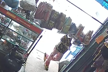 Ba cháu "thất học" vì bị trộm điện thoại, bà thương rơi nước mắt