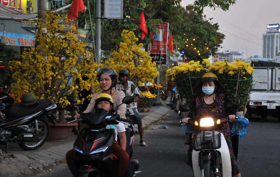 Người dân Cần Thơ hối hả đưa nàng xuân về nhà đón Tết - 8 Người dân Cần Thơ hối hả đưa nàng xuân về nhà đón Tết - 8