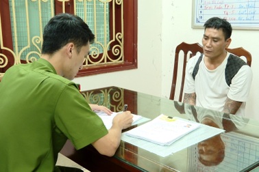 Con nghiện dùng vỏ chai bia đập 39 nhát vào đầu bạn nhậu