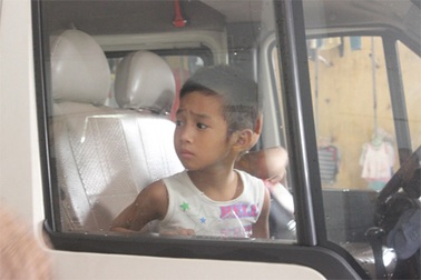 Hình ảnh di chuyển 17 cháu bé ra khỏi chùa Bồ Đề