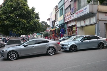 Cửa hàng ô tô “cướp sạch” vỉa hè từng bị phạt hàng chục triệu đồng
