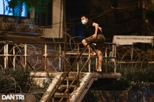 Quận Hoàn Kiếm xử phạt 2 người vượt rào thép gai rời khu phong tỏa