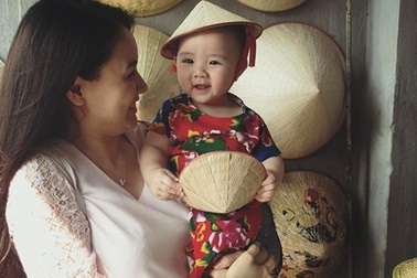 Nhóc tì 10 tháng tuổi nhà Trang Nhung điệu đà áo dài, nón lá