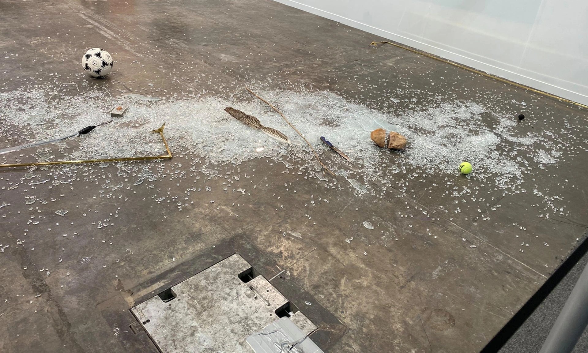 Phải hiểu thế nào về trái chuối 9 tỷ đồng và tác phẩm vô hình 26 tỷ đồng? - 6 Phải hiểu thế nào về trái chuối 9 tỷ đồng và tác phẩm vô hình 26 tỷ đồng? - 6