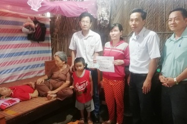 Bạn đọc giúp gia đình anh Nguyễn Phước Lập hơn 75 triệu đồng