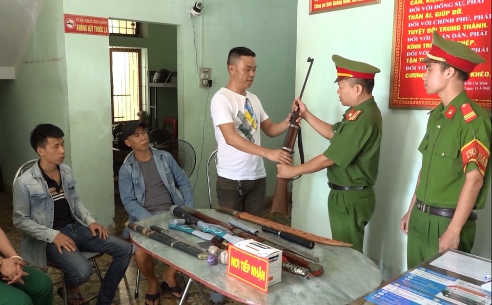 Vận động, thu giữ hàng trăm khẩu súng, vũ khí nguy hiểm - 1 Vận động, thu giữ hàng trăm khẩu súng, vũ khí nguy hiểm - 1