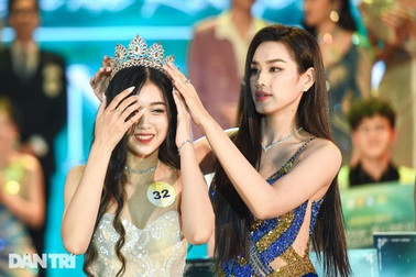 Hoa hậu Đỗ Thị Hà trao vương miện cho nữ sinh Đại học Kinh tế Quốc dân