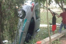 Taxi lao xuống hồ, 4 người tử vong