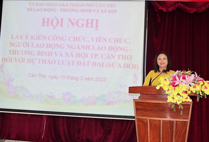 Tiến sĩ Trần Thị Xuân Mai- Ủy viên UBND, Giám đốc Sở LĐ-TB&XH thành phố Cần Thơ chủ trì Hội nghị.