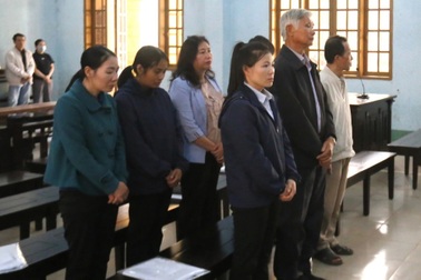 Hoãn phiên tòa xử cựu phó chủ tịch huyện cùng 6 thuộc cấp