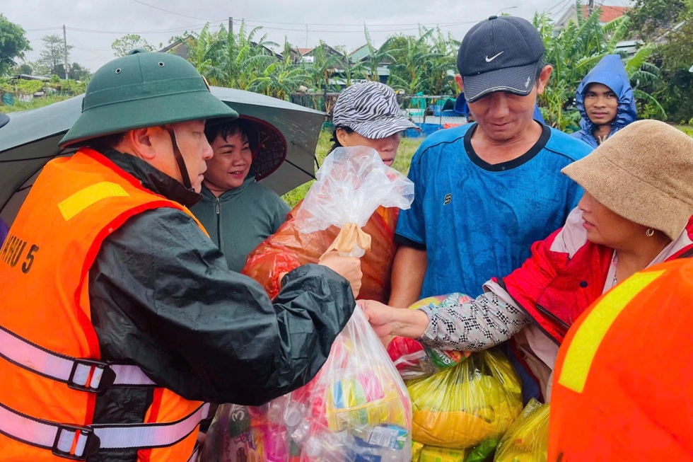 Quân đội, công an làm hết mình, chưa hẹn ngày rút quân giúp dân vùng lũ - 8
