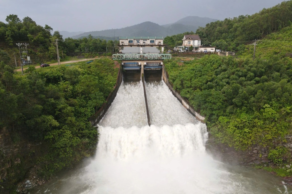 Hà Tĩnh tiếp tục mưa lớn, hồ Kẻ Gỗ tăng lưu lượng xả tràn - 1 Hà Tĩnh tiếp tục mưa lớn, hồ Kẻ Gỗ tăng lưu lượng xả tràn - 1