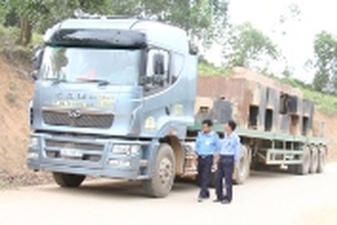 Phát hiện “xe khủng” chở quá tải gấp nhiều lần