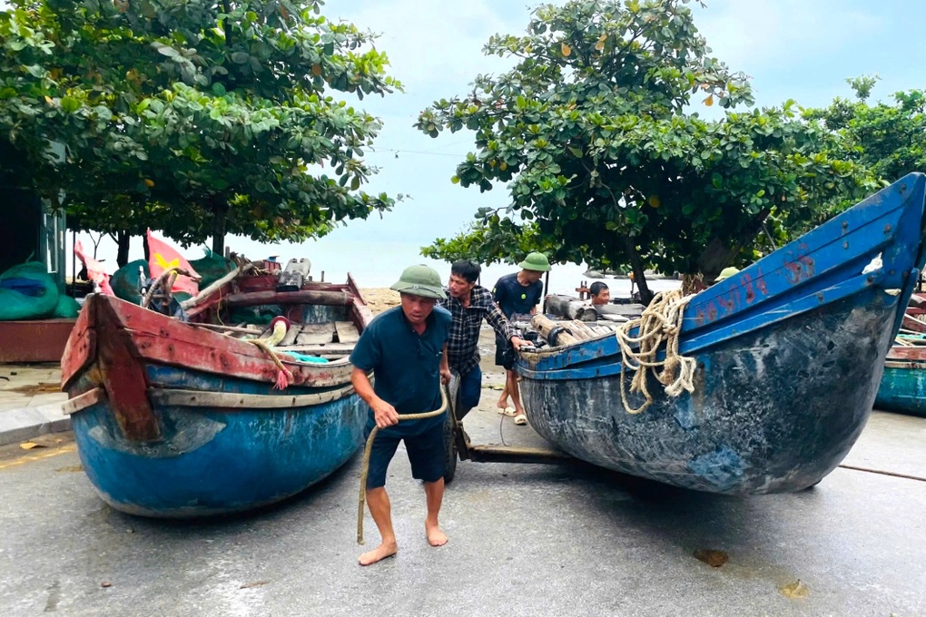 Thanh Hóa: Hàng trăm thuyền, bè lên đường nhựa trốn bão - 1