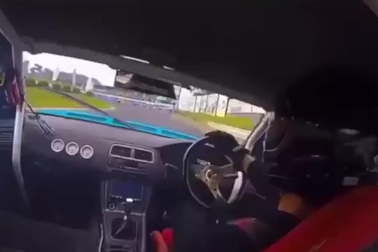 Đang đua xe thì vô lăng rụng rời ra ngoài