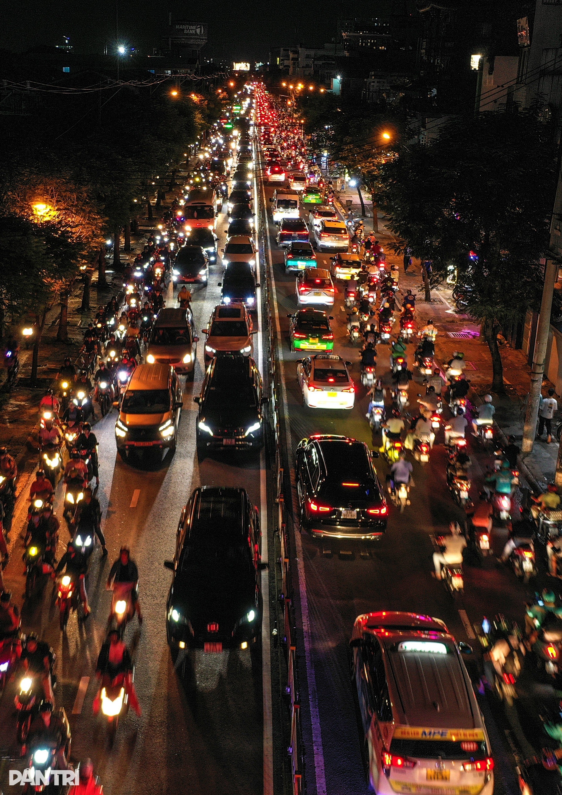 Hiện trạng đường qua dạ cầu Khánh Hội được đề xuất cải tạo để giảm kẹt xe - 11 Hiện trạng đường qua dạ cầu Khánh Hội được đề xuất cải tạo để giảm kẹt xe - 11