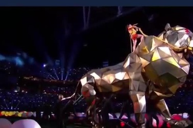 Katy Perry trình diễn cuốn hút